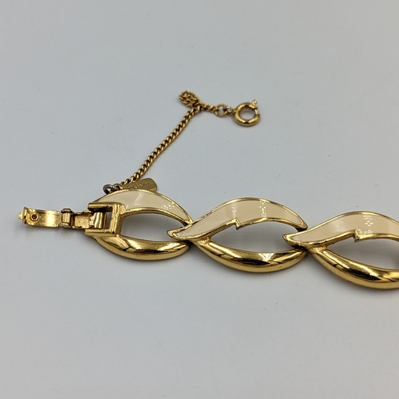 Vintage Monet Link Bracelet Cream Enamel Gold Tone Safety Chain Fold Clasp - Picture 8 of 13